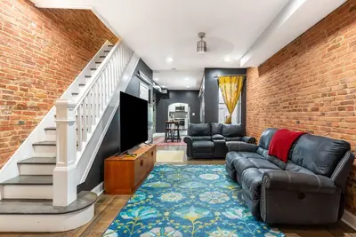 Image de Historic Rowe House 2br 2. 5ba | Cityscape View by RedAwning