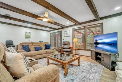 Image de Hudson Manor (4-Bedroom Home) by RedAwning