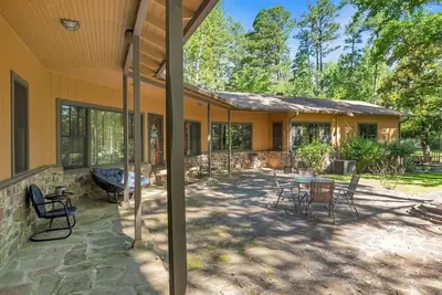 Image de Shangri-La (2-Bedroom Home) - Pets Allowed by RedAwning