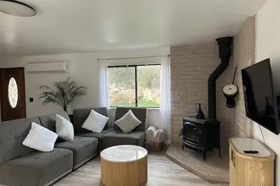 Image de Step away from the noise of the city and into a country home get away