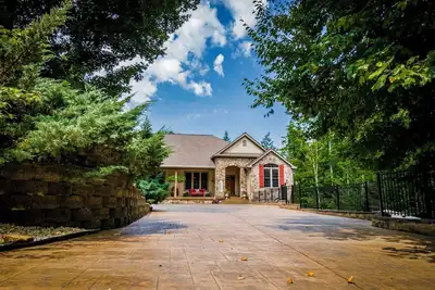 Image de Spacious 5-bedroom house in serene Sevierville with Pool and free WiFi