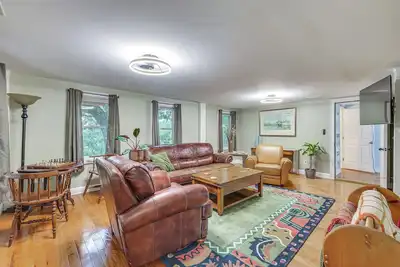 Image de Quintessential New England Home w/ Patio & Grill!