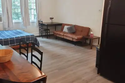 Image de Adorable 1 bedroom with off street parking.