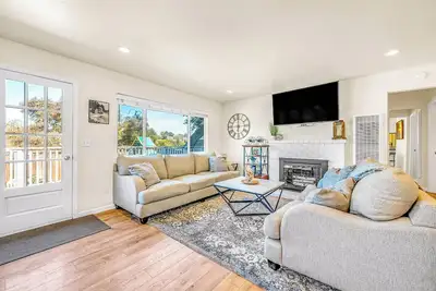 Image de Cozy Oaks | A coastal getaway with idyllic scenery!