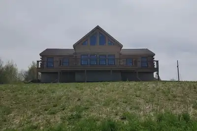 Image de Country retreat with 50 acres on the Saugeen River.