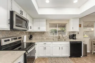 Image de New! Remodeled & Fresh - Community Amenities Included! 30-Night Min Stay