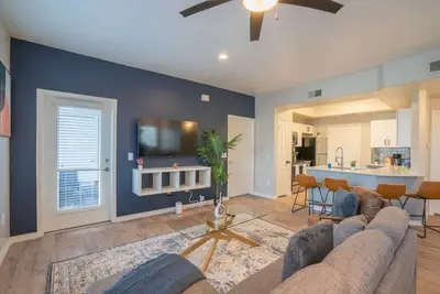 Image de Chic 2bd| Midtown | Gym+Pool+W/D+Parking Sleeps 8