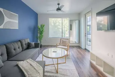 Image de Modern 1br | Sleek, Bright, w/ Parking & Desk