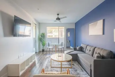 Image de Bright & Sleek 1br | Parking + Workspace