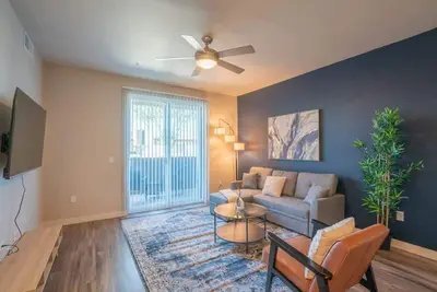 Image de Centrally Located Apt|Pool, Gym, W/D, Balcony, Parking