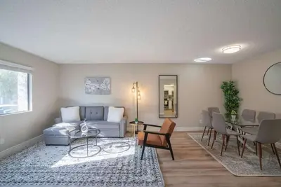 Image de Close Old Town | Pool, Gym, Balcony, Parking, W/D