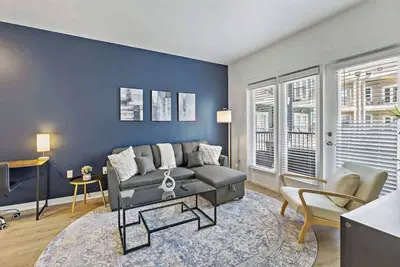 Image de Chic 1br Retreat | Pool, Gym, W/D | 5 Min to Dt