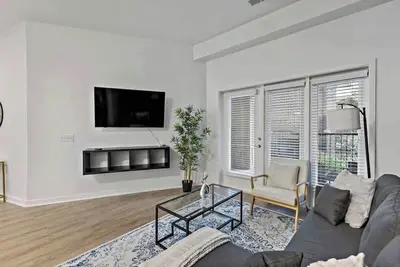 Image de Near Cpcc & light Rail | Pool, Gym, W/D & Parking