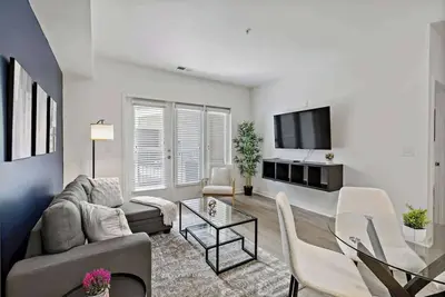 Image de Prime Central Apt | Pool, Gym, Parking, W/D