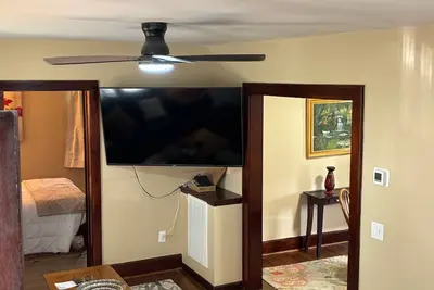 Image de Charming/newly remodeled 3-bedroom house with WiFi and Ac blocks from Ru campus.