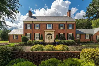 Image de Spacious 4-bedroom house on Golf Course in charming Burlington.