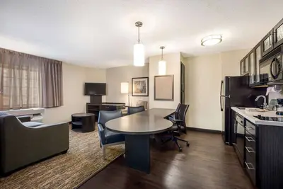 Image de 2 Spacious Suites w/ Laundry and Full Kitchen, Perfect for Families