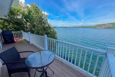 Image de Lakefront home, deck, dock, kayaks, wifi, TVs, views, central air, balcony
