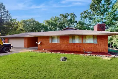 Lakefront home with water view, central Ac, & washer/dryer