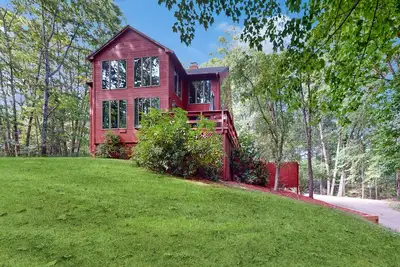 Image de Charming Hillside Retreat with Hot Tub, Firepit, and Spacious Deck