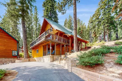 Image de Cozy and rustic cabin with lake view, deck, grill, WiFi, & fireplace