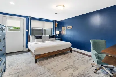 Image de ★ HostWise Stays ★ 2x Rooftop Patios | Garage | 3 Kings | Piano!