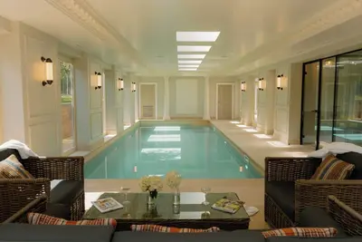Image de Manor home sleeping 18 guests, indoor pool, spa suite, hot tub, cinema room, outdoor kitchen & bar