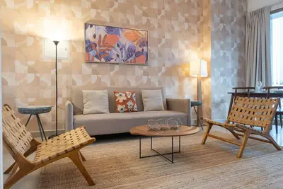 Image de Sparkle Tower 109 · Apartment in Marina with Vibrant Pop Art Accents