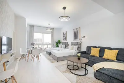 Image de Spacious Serene Studio Retreat in Jvc by Suiteable