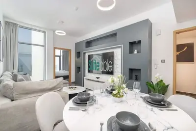 Image de Modern Comfort in a Spacious Apartment - Suiteable