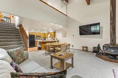 Image de Aspen 4 Seasons - Seasonal pool - Close to beaches, parks, golf, and downtown