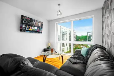 Image de Modern 2 bed comfortable apartment with numerous amenties including parking.