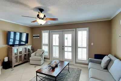 Image de Crystal Beach Condo, Community Pool, Across from the Beach!