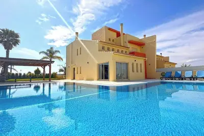 Image de Stunning Villa with Heated Pool, Garden, Bbq, and Wi-Fi Included!