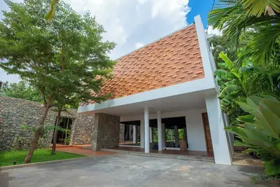 Image de Spacious 5-bedroom haven offers the perfect blend of comfort and tranquility