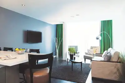 One-Bedroom Luxe Apartment 12 (Sleeps 5)