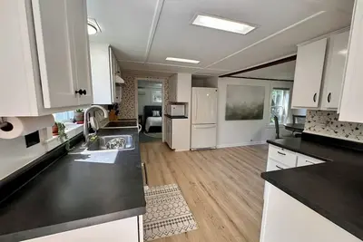 Image de Newly renovated 2-bedroom cottage conveniently located with all the amenities!