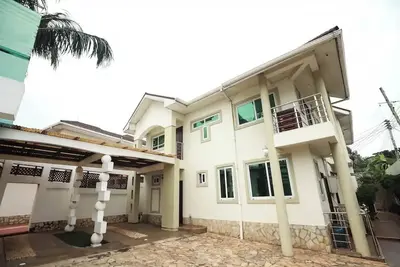 Image de Spacious 12-bedroom house with WiFi and Ac in Cantonments, Accra