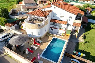 Image de Apartment number 3 of 4 in house with pool (3 minutes by car from the beach)