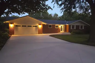 Image de The Bradley House - Beautiful & Spacious Home - Near Campus & Stadium