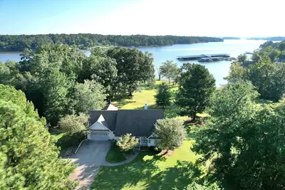 Image de Lakehouse on Kentucky Lake-Waterfront/Private dock/Firepit/Gentle slope/firewood