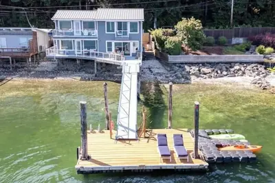 Image de Hood Canal Waterfront with Dock and Kayaks