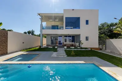 Image de Luxurious Home with Pool!