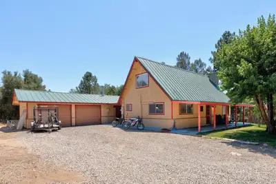 Image de Charming 3-bedroom cabin 30 mins from Yosemite, hot tub, fire pit and swing set!