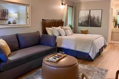 Cozy, Newly Renovated Fountian View Unit at The Legends