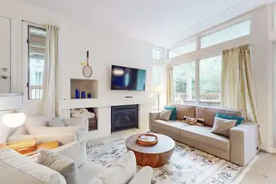 Image de Bright & cheery condo w/ wifi, pools, hot tubs, tennis, gym, sauna, & game room