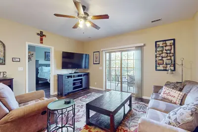 Image de Spacious condo with balcony, mountain views, & elevator