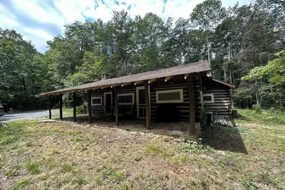 Image de Rustic log cabin on the river!