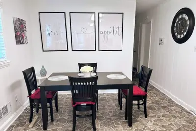 Image de Spacious Luxury Pet Friendly Home - Entire House