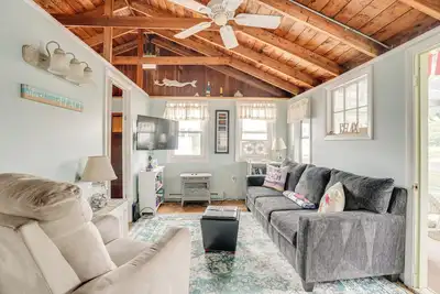 Image de Rockport Cottage w/ Patio - Steps to Beach!